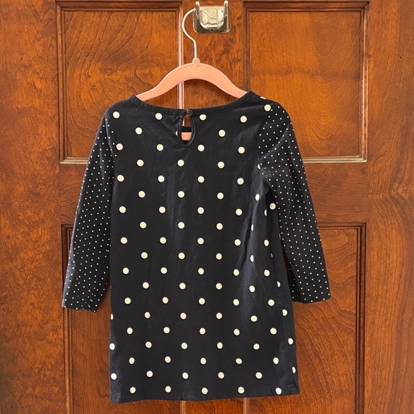 GAP Girlโs Sz 3T Long Sleeve Navy Polka Dot Tee w Front Pockets, GUC - Picture 6 of 8